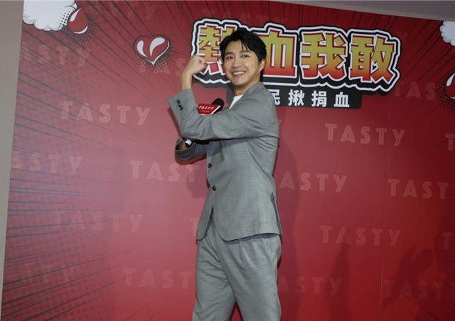 江宏杰露出肌肉，呼吁大眾捐血做公益。（粘耿豪摄）