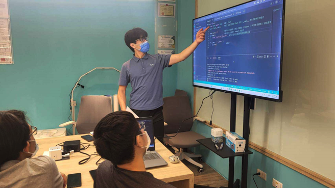 許汯洧不畏逆境翻轉人生，從學習中找到自己的出路綻放光芒。(照片/義守大學提供)