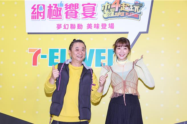 7-11邀請《木曜4超玩》主持群邰智源（左）、泱泱替聯名新品站台。（羅永銘攝）