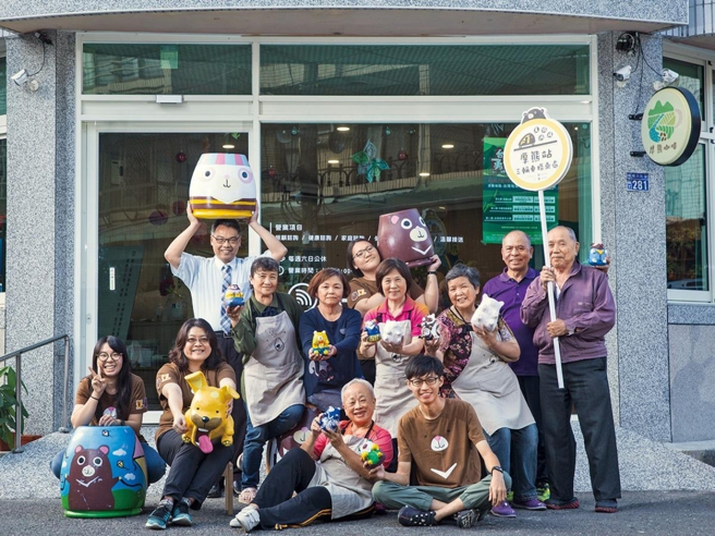暨大此次高齡長照原專班的設立，乃扎根於社工系建構鄉村型共生社區整體照顧模式－「厚熊笑狗」（Homie Puli）長照創新體系的行動實踐。(照片/國立暨南國際大學提供)