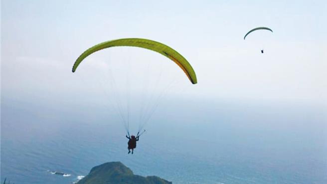 發生多起飛行傘意外，花蓮有5家飛行傘業者，全台最多，現已勒令停業。花蓮縣議會盼縣府加速訂定管理辦法，加強管理輔導通報機制，讓業者能夠合法賺取觀光財，同時也保障消費者權益。示意圖。（本報資料照片）