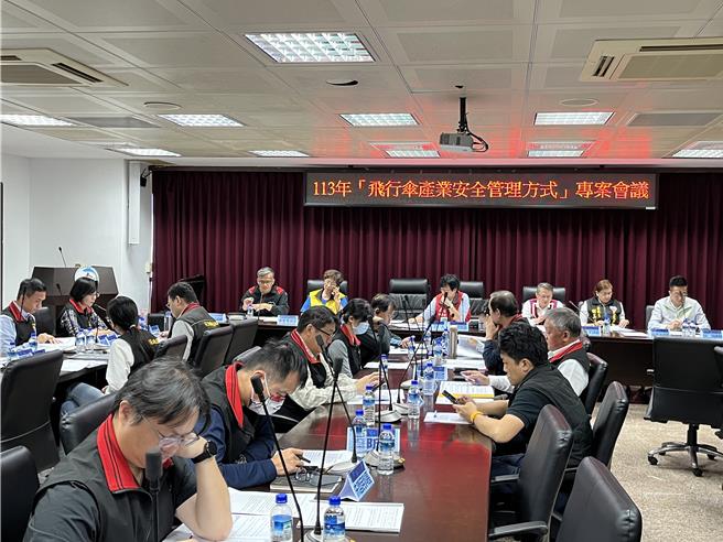 花蓮去年發生飛行傘摔死人意外，縣內5家列管業者已停業。花蓮縣議會今召開專案會議，由楊華美議員主持，要求縣府盡快制訂自治條例，同時輔導業者合法化。（王志偉攝）