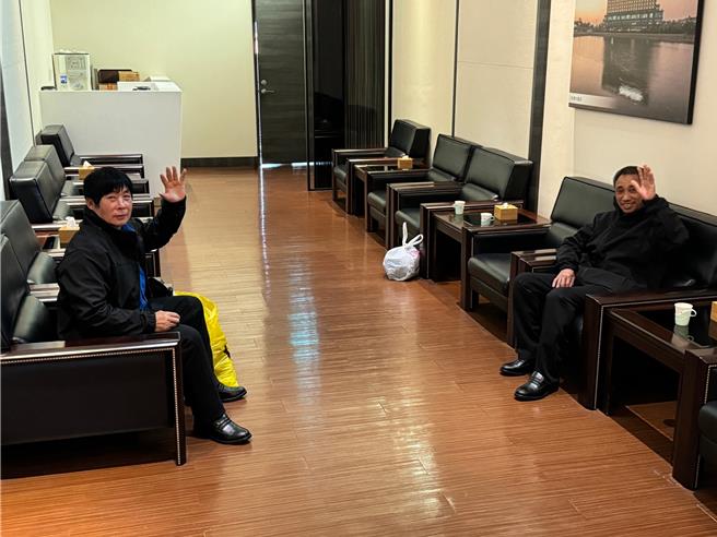 陆籍渔船翻覆事件，徐姓（右）、王姓（左）船员在陆方协助下于下午4时30分返回大陆，在贵宾室内候船并向媒体挥手致意。（于家麒摄）