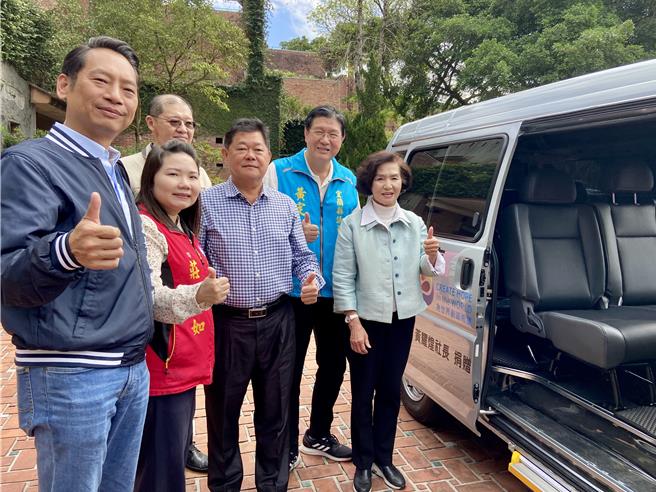 为了让失能长辈能多多走出家门参与社会活动，板桥北区扶轮社捐赠宜兰市卫生所1辆长期照顾专车。（吴佩蓉摄）