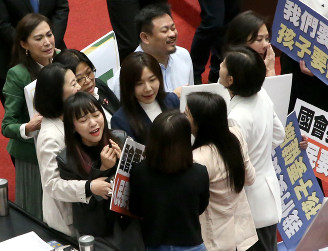 立法院2月20日開議時，國民黨團在議場杯葛施政報告，國民黨立委徐巧芯(前右)和民進黨立委黃捷(前左)等多名立委發生推擠衝突。（資料照/趙雙傑攝）