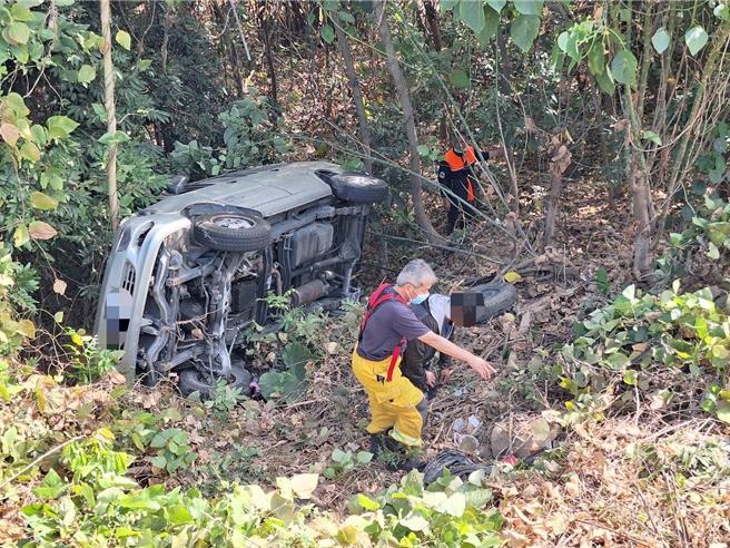 54歲莊姓男子駕駛自小貨車，行經高雄市鳥松區長春路南向北上坡行駛，疑路況不熟不慎摔落山谷，一度受困車內，所幸警方獲報到場救援，莊男僅頭部擦傷無大礙。（高雄市警方提供／林雅惠傳真）