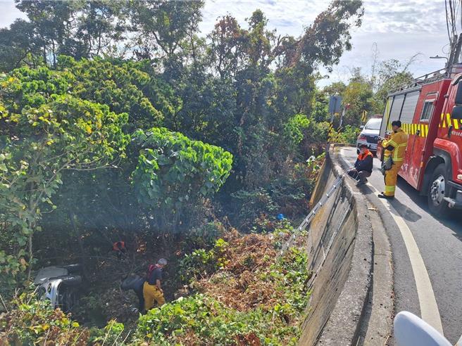 莊男一度受困車內，警消到場協助他脫困。（高雄市警方提供／林雅惠傳真）