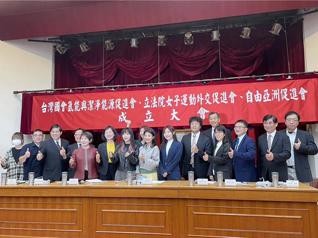 民进党立委黄捷接棒前立委赵天麟，同时承接赵天麟过往关注议题，今宣布成立「台湾国会氢能与洁净能源促进会」、「立法院女子运动外交促进会」、「自由亚洲促进会」等协会，邀请眾多立委一同参与，盼为国家发展的重要政策尽一分心力。（蔡雯如摄）