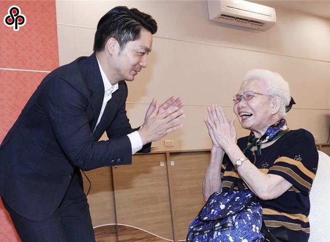 台北市政府規畫擴大敬老卡點數使用項目，未來將擴大搭乘國道客運以及台鐵範圍至北北基桃宜，同時也預計提高85至98歲長者致送額度，預計會提高敬老金數額。(黃敬文翻攝)