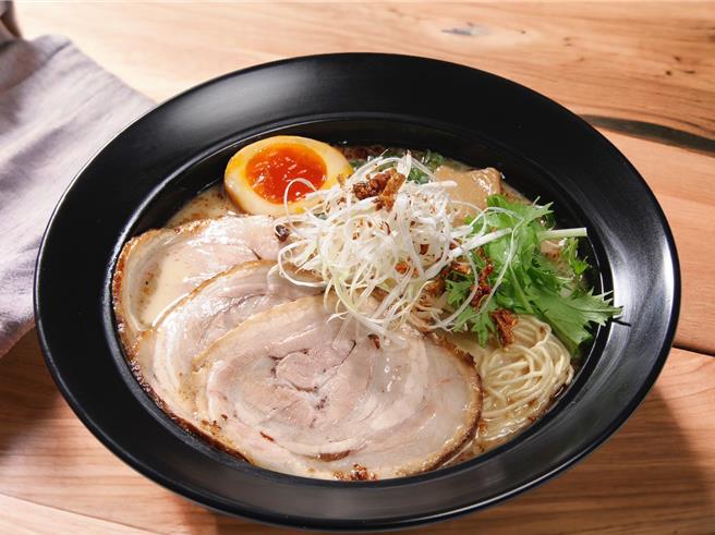 Global Mall板橋車站店的「樂麵屋」為人氣排隊名店，主打拉麵客製化。（Global Mall提供／朱世凱台北傳真）