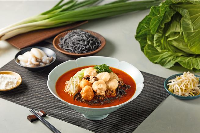 樂蝦拉麵新品台灣限定版「花黑pun」豪華海鮮拉麵。（樂天餐飲提供／朱世凱台北傳真）