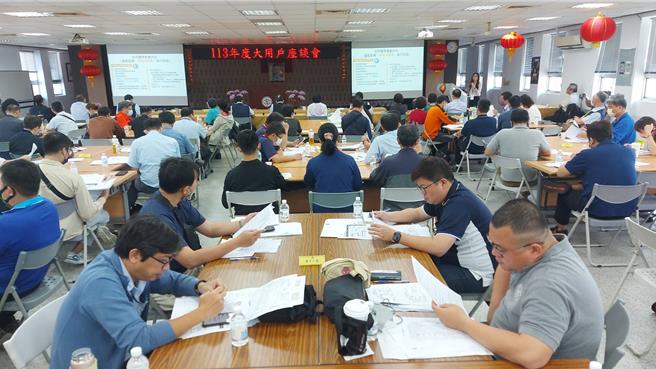 113年度大用戶座談會今天上午在台電高雄區處舉行，這次特別邀請高雄主要特色產業包括基本金屬、金屬加工等16個行業別、近百位用戶參與。（台電提供）
