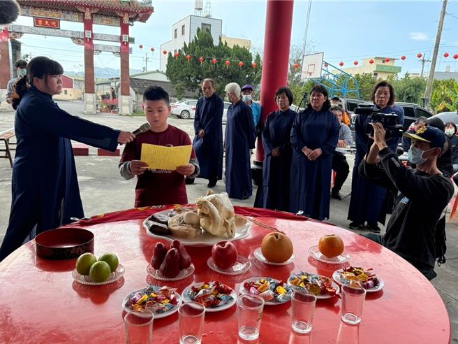 南投縣政府文化局為了推廣客家文化開辦「三獻禮研習」，吸引國小學童報名，25日天穿日當天學員將依古禮在名間鄉代天宮祭天。（南投縣文化局提供／楊靜茹南投傳真）