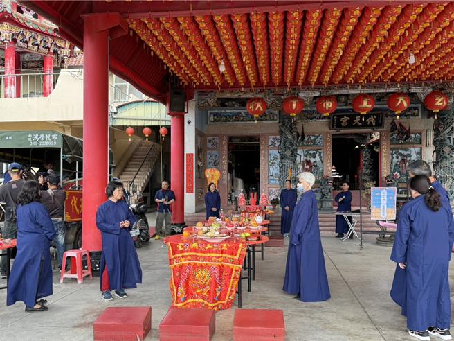 名間鄉代天宮25日將舉行天穿日慶典，除三獻禮研習班學員依古禮祭天，還有表演、油紙傘彩繪、闖關遊戲等。（南投縣文化局提供／楊靜茹南投傳真）