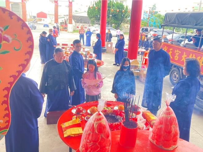 「三獻禮研習」吸引20餘名學員報名，老中青三代一起上課，讓傳統客家三獻禮能傳承下去。（南投縣文化局提供／楊靜茹南投傳真）