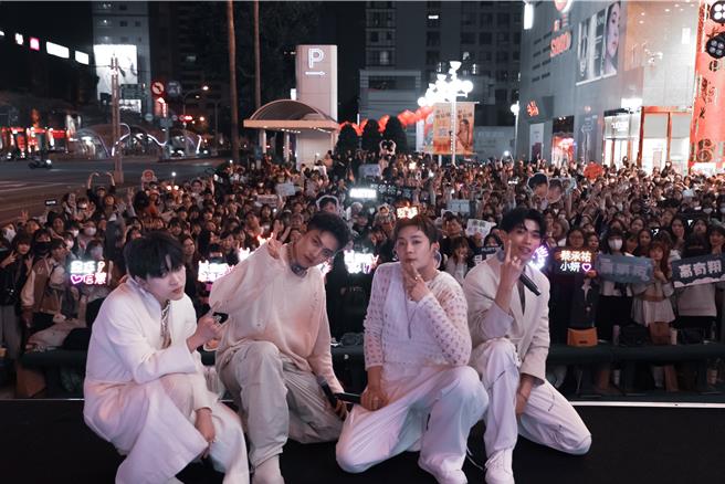 U：NUS吴昱廷（左起）、高有翔、高胥崴、蔡承佑到台中举办签唱会。（滚石唱片提供）