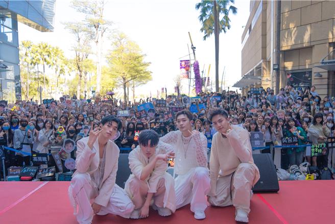 U：NUS蔡承佑（左起）、吴昱廷、高胥崴、高有翔到高雄举办签唱会。（滚石唱片提供）