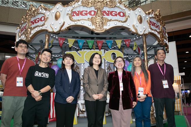 總統蔡英文（中）參觀書展「公民書區–讀字樂園」展區，與台灣勞工陣線協會副祕書長楊書瑋（左起）、獨立出版聯盟理事長陳夏民、文化部次長李靜慧、文化部次長王時思、台北書展基金會董事長吳韻儀、獨立書店文化協會理事長廖英良合影。（文化部提供／李怡芸台北傳真）