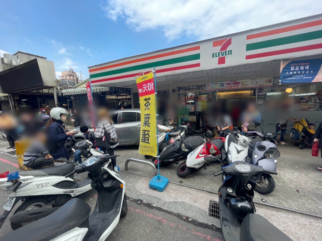 30歲夏姓女子駕駛自小客車於安樂區基金一路135巷內欲倒車路邊停車時，因操縱車輛不慎，倒車暴衝導致路旁6輛機車毀損及兩名路人。（圖／警方提供）