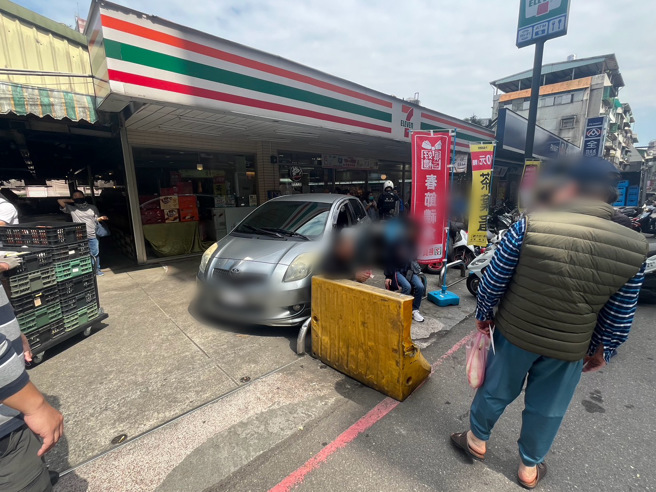 30歲夏姓女子駕駛自小客車於安樂區基金一路135巷內欲倒車路邊停車時，因操縱車輛不慎，倒車暴衝導致路旁6輛機車毀損及兩名路人。（圖／警方提供）