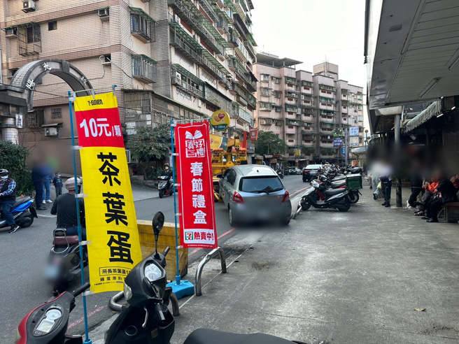 30歲夏姓女子駕駛自小客車於安樂區基金一路135巷內欲倒車路邊停車時，因操縱車輛不慎，倒車暴衝導致路旁6輛機車毀損及兩名路人。（圖／警方提供）