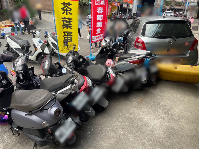 30歲夏姓女子駕駛自小客車於安樂區基金一路135巷內欲倒車路邊停車時，因操縱車輛不慎，倒車暴衝導致路旁6輛機車毀損及兩名路人。（圖／警方提供）