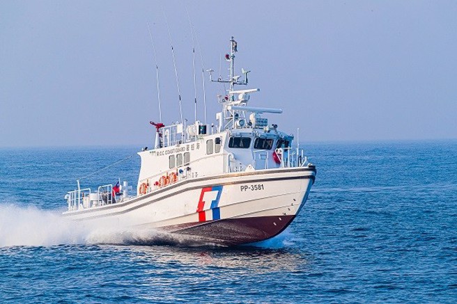 国民党立委王鸿薇关切「中国海监8029」船于（20）日上午进入金门水域，金门民眾肉眼即可看到。海巡署下午说，该署第十二（金门）巡防区在当时以雷达锁定「中国海监8029」船进入我方水域，于上午9时许调派3556艇前往查处，并广播驱离。海巡署35吨级巡防艇。（海巡署提供）