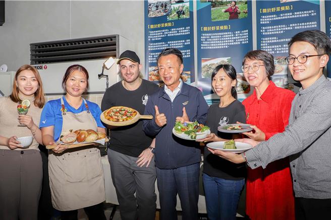 嘉义县文化观光局开办观光学院，2023年以「野食力」为主题，为观光旅宿餐饮业者开办一系列野菜料理实作课程。（吕妍庭摄）