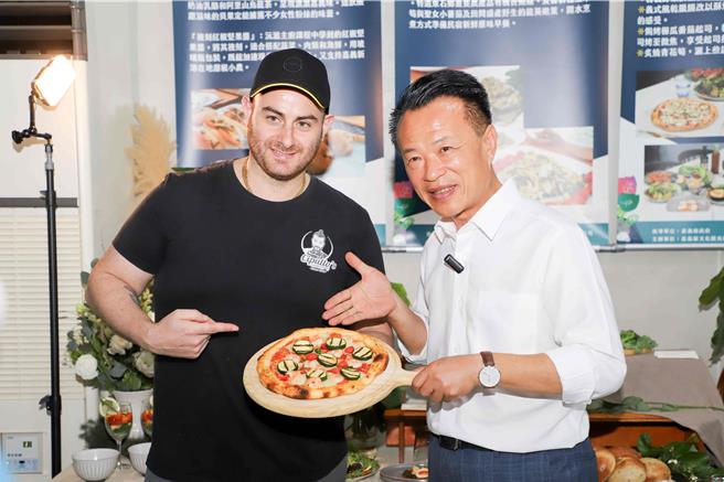 嘉义县文化观光局开办观光学院，2023年以「野食力」为主题，为观光旅宿餐饮业者开办一系列野菜料理实作课程。（吕妍庭摄）