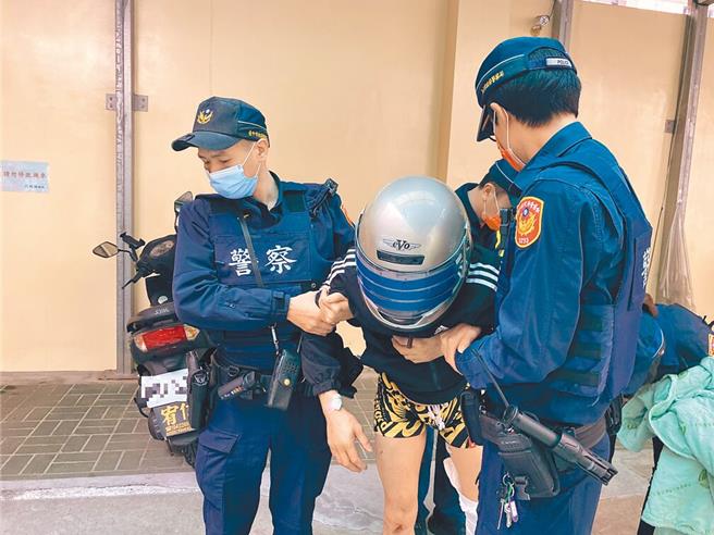 中市劉男（中）2023年1月15日吸食安非他命後晚間開車出門，先追撞1輛自小客車後逃逸，行經東光園路及振興路口連撞2輛機車，造成2死1傷慘劇。一審依公共危險致死等罪判刑12年，二審20日判決駁回，仍可上訴。（本報資料照片／陳淑芬台中傳真）