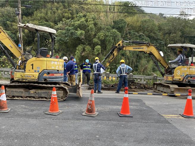 寶二水庫聯通管路日前於竹83道路里程4k＋250處邊坡出現滲水，20日開挖找到漏水點。（北水分署提供／邱立雅竹縣傳真）