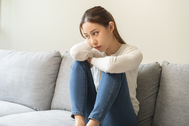 女網友透露，近日看到一輛機車被弄倒，糾結許久後還是直接走人沒幫忙扶起來，讓她好奇其他人會怎麼選擇。（示意圖：shutterstock／達志）