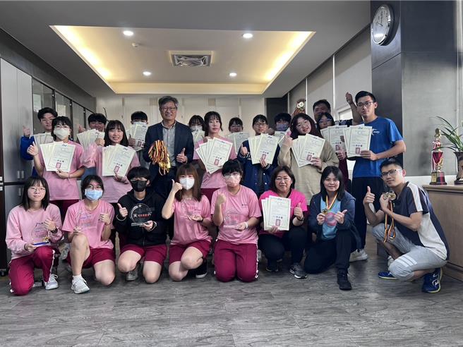 清水高中校長蕭建華（第二排左三）20日表示，學校飛鏢隊連續5年拿下師生盃績優團隊殊榮。（陳淑娥攝）