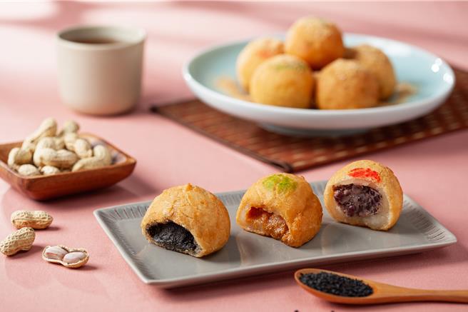 國賓「手工炸元宵」曾創下單周銷售5000顆以上的紀錄，共有紅豆、芝麻、花生3款經典口味，深受饕客喜愛。（台北國賓大飯店提供）