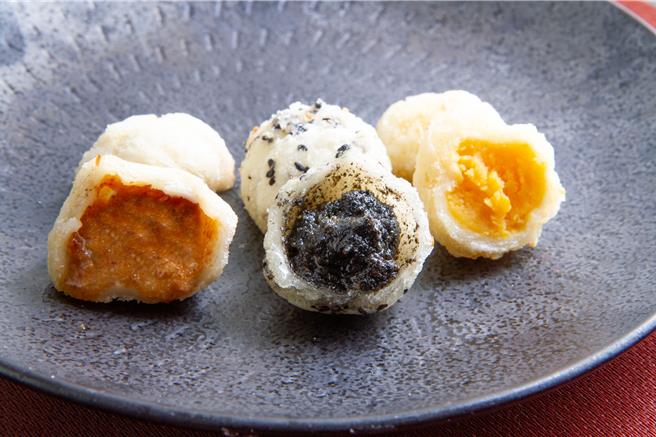 元宵是「搖」出來的美食，純手工製成的元宵是點水樓的搶手貨，年年熱銷。（點水樓提供）