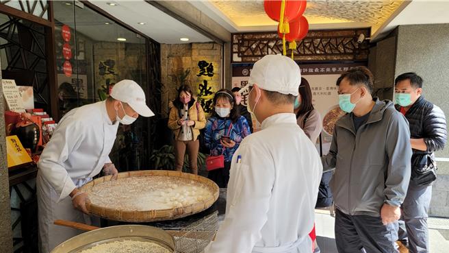 每年元宵節前，在點水樓門店可看到師傅手製元宵「食」境秀，吸引不少民眾搶購。（點水樓提供）