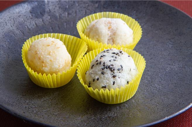 點水樓手工元宵可吃到芝麻、花生、奶酥3款經典口味，氣炸或油炸吃都美味。（點水樓提供）