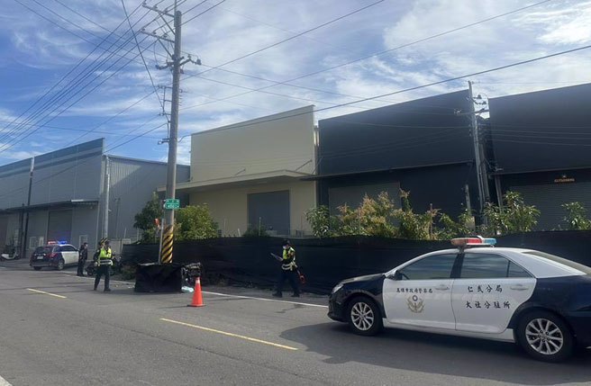 高雄市大社區今天上午發生一起死亡車禍！23歲楊姓女大生騎機車於中正路上，上午8時04分疑似與一輛大貨車並行時發生碰撞，女大生當場左倒摔車，遭大貨車輾斃。（高雄市警方提供／林雅惠傳真）