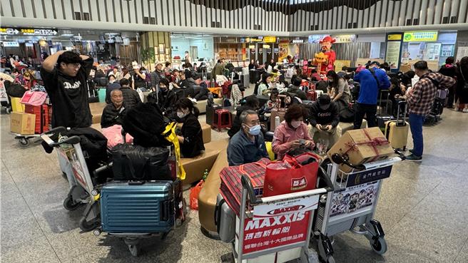 金门地区19日因受浓雾影响导致2300多位旅客被迫滞留，今日仍有上千民眾苦等候补。(于家麒摄)