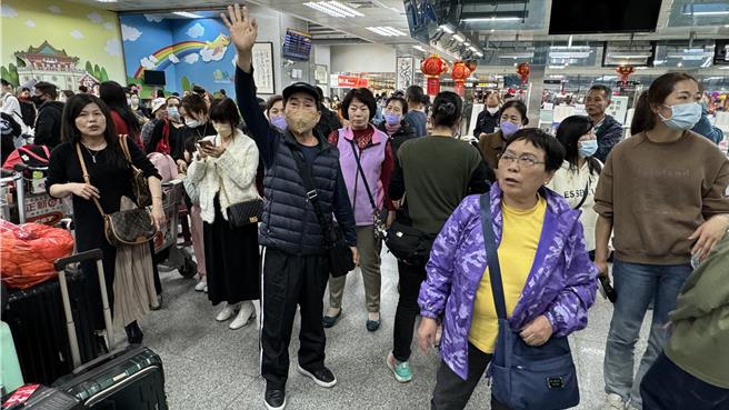 不少滞留旅客群情激愤哭喊「我们要回家」！期盼多派加班机或军机协助疏运旅客。(于家麒摄)