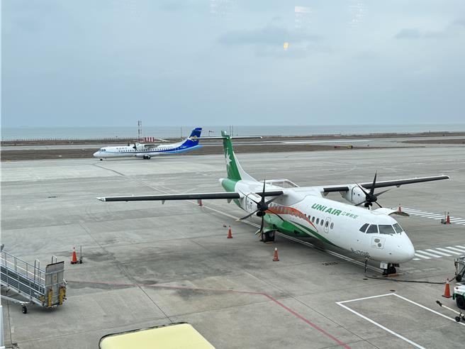 在运能满载情况下立荣航空紧急协调4架加班机、华信航空1架，抢运近500民眾返台，不过目前仍有1000多人等待候补。(于家麒摄)