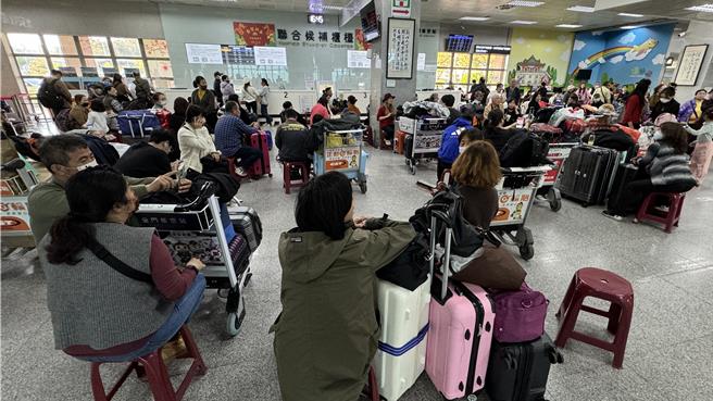 在运能满载情况下立荣航空紧急协调4架加班机、华信航空1架，抢运近500民眾返台，不过等待候补人数仍有1000多人。(于家麒摄)