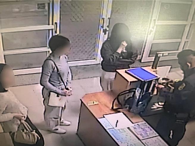 3名台湾籍游客昨于台东县池上乡景点「伯朗大道」拾金不昧，主动送至派出所报案。（关山警察分局提供／萧嘉蕙台东传真）