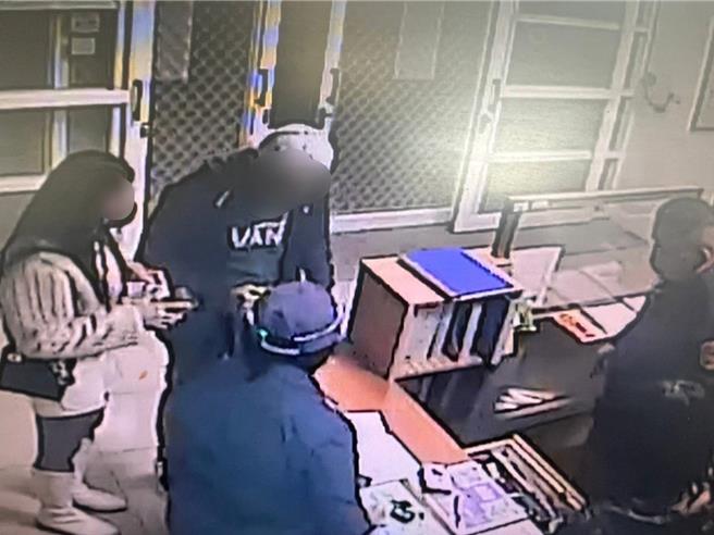 越南籍女游客（左）昨于台东县池上乡景点「伯朗大道」丢失装有现金5万元的包包，急赴派出所求援。（关山警察分局提供／萧嘉蕙台东传真）