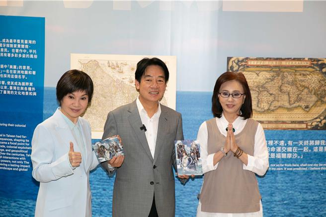 《1624》主要演员孙翠凤（右）、唐美云代表致赠赖清德（中）签名书。（书展基金会提供／李怡芸台北传真）