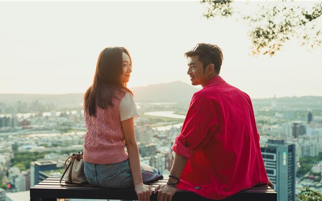 陳柏霖（右）和蔡思韵山上唯美談情，拍攝過程其實相當艱辛。（甲上娛樂提供）