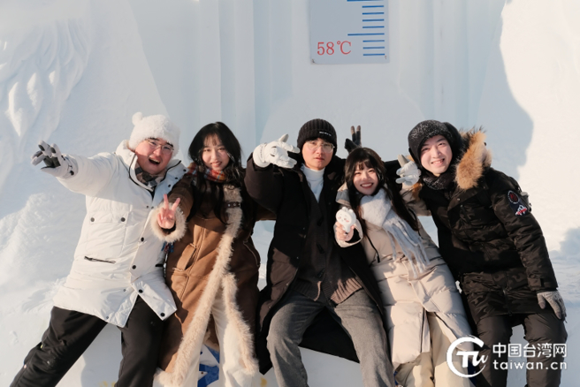 1月26日，2024年大陸全國台聯第三十屆台胞青年冬令營內蒙古分營一行人前往呼倫貝爾市根河市冷極村，右二為陳紀陵。（圖/中國台灣網）