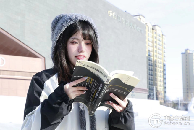 陳紀陵特地從台灣帶來《額爾古納河右岸》一書。（作者提供）