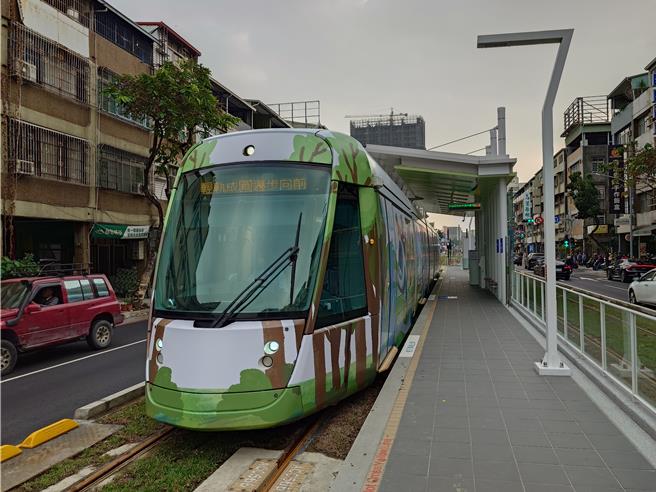 高雄轻轨在台语广播中，用国语发音「轻轨」一词，高雄市长陈其迈请高捷公司研究修改，高捷公司承诺会依照各界建议进行调整。（任义宇摄）