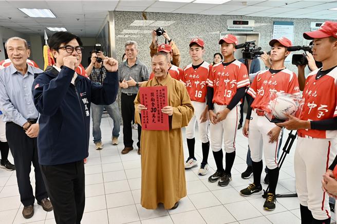 普门高中棒球队在「112学年度高中棒球运动联赛硬式铝棒组全国赛」赛事中7战全胜获得冠军，高雄市长陈其迈今天在市政会议中公开表扬，并颁发30万元奖励金肯定选手优秀表现。（教育局提供／任义宇高雄传真）